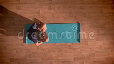 <strong>最棒</strong>的是，强壮的男人坐在瑜伽垫上冥想的姿势，双手握在木工作室的名字里